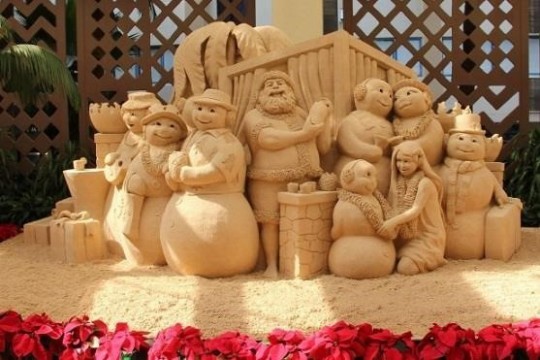 シェラトン・ワイキキにホリデーシーズンを祝うスノーマンの砂彫刻が登場！  