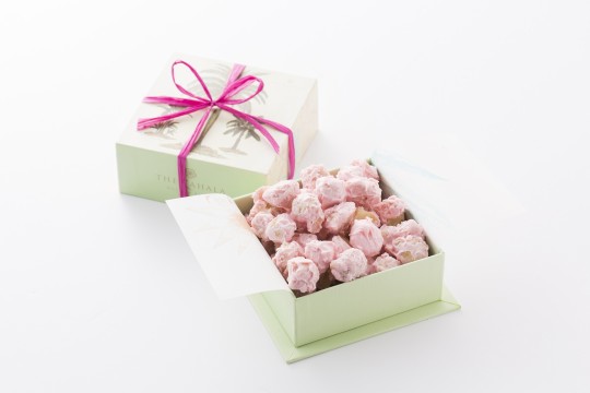 ザ・カハラ・ホテル＆リゾート 
乳がん撲滅月間のチャリティーの一環として 
ピンク・チョコレートマカダミアナッツを 10 月限定販売 

