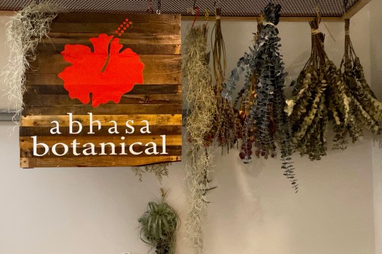 ワイキキのど真ん中に、癒しのオアシスがニューオープン！Abhasa Botanical