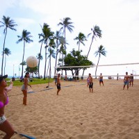 ハワイでビーチバレーで遊んじゃおう！