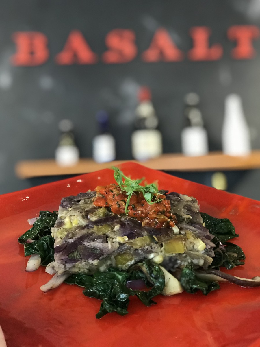 ランチメニューをスタート 話題の朝食メニュー 黒い炭パンケーキも大好評 Basaltレストラン Allhawaiiオールハワイ ランチメニューをスタート 話題の朝食メニュー 黒い炭パンケーキも大好評 Basaltレストラン Allhawaiiオールハワイ