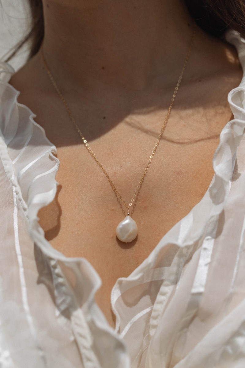 ナチュラルな形をした真珠だけを使って海洋保全に取り組むジュエリー