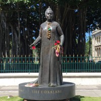リリウオカラニ女王像