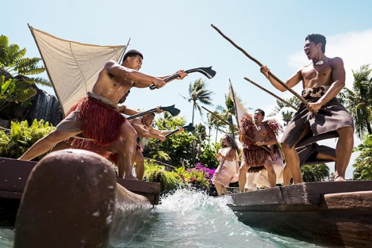 カヌー・ショー HUKI! ポリネシアの文化の魅力を、ハワイで唯一の水上カヌーショーで体験