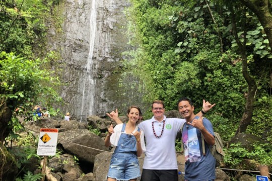 ハワイ情報人気番組「ハワイに恋して」が「ネイチャー＆ユー」のマノアの滝ハイキングツアー」にやって来た！