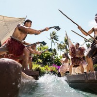 カヌー・ショー HUKI! ポリネシアの文化の魅力を、ハワイで唯一の水上カヌーショーで体験
