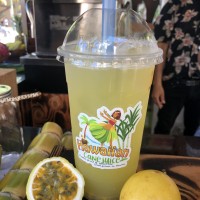 地元産さとうきびと果物で作るフレッシュジューススタンド
「ハワイアン・ケーン・ジュース」がオープン！
